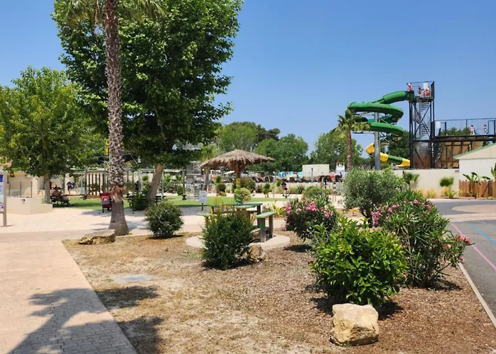 Parque de Campismo Mobil Domaine De La Yole 6 Personnes 5 Etoiles Des Le 3 Avril 2026 *
